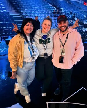 Alexandra Stréliski Instagram - Ouf. Junos week-end is finished. 😅 Didn’t win anything this time but I got to connect with wonderful artists I love and respect and I had a blast with my team. And that is what it’s ALL about. 🙌 @allisonrussellmusic , @teganandsara, @_aysanabee_, @williamprince, @charlottecardin, @elisapie, @sing.with.mi, @shawneekish, @lisaleblancyo, @jdutchermusic 🫶🏻

Je suis aussi fière d’avoir pu rendre hommage à un des artistes les plus aimé du Québec et d’avoir ajouté un peu de notre culture dans ce grand gala canadien. Des mondes quand même bien différents les uns des autres. 

Un gros merci à @maisonsimons (un autre pilier du Québec) qui m’a habillée tout le week end et à @vangiroux qui l’a rendu possible. 

Maintenant un saut à la maison et puis de retour sur la route. On se voit cette semaine Sherbrooke. ❤️✨❤️