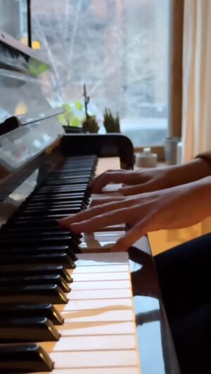 Alexandra Stréliski Instagram - Pour les cowboys, la cour de récré, et tous les travailleurs en grève qui se battent pour un avenir meilleur. #merci 🔆

Musique: @lescowboysfringants ~ « Les étoiles filantes »