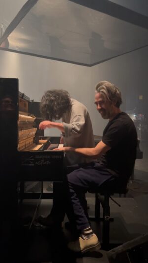 Alexandra Stréliski Instagram - Two kids and a piano 🎹❤️

What a blast it was to share the stage with you last week @patrickwatsonofficial✨😊. Come back whenever you want label brother ⭐️

#montreal #odetovivian #patrickwatson #alexandrastreliski