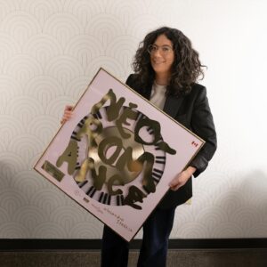 Alexandra Stréliski Instagram - 🌟GOLD! Néo-Romance devient disque d’or et a un an aujourd’hui! ~ Néo-Romance turns one and gets golden in Canada ! 🌟
Un immense merci à tous mes allié(e)s qui ont mis de la passion et du travail dans cet album qui me fait vivre des aventures inoubliables à travers le monde 🥹 et aux magnifiques hypersensibles que je croise sur la route tous les jours. 

Huge thank you to the wonderful Kotarba sisters whom I met at this recording session and never left me since then 👯 and to my own love, my beautiful neo-romance, that inspired it all and continues to support me in this crazy lifestyle. 

Dream on lovers!❣️

Mix, production and recording: @porioux, @max_navert, @lamajeure 
Graphisme/visuels: @harrisonfunstudio, @baz33 
Musicians: @juju.kotarba, @nataliakotarba.violin 
Canadian Label: @secretcityrecords 
Management: @ccbeau.co