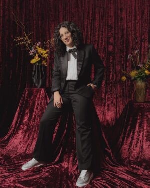 Alexandra Stréliski Instagram - Baskets à paillettes. 💅
@applemusic X @ellequebec 

Photographer: @karolinajez 
Stylisme: @vangiroux 
Mise en beauté: @lehonye 
Suit: Yves Saint-Laurent @ysl, @boutiqueafterme 
Shoes: @alexandermcqueen 
Bague: @andreannepatry 
Chemise: @giorgioarmani 

#galaadisq