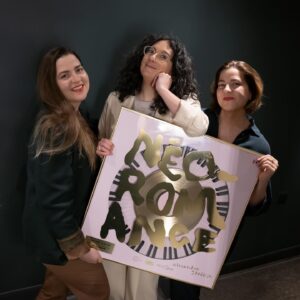 Alexandra Stréliski Instagram - 🌟GOLD! Néo-Romance devient disque d’or et a un an aujourd’hui! ~ Néo-Romance turns one and gets golden in Canada ! 🌟
Un immense merci à tous mes allié(e)s qui ont mis de la passion et du travail dans cet album qui me fait vivre des aventures inoubliables à travers le monde 🥹 et aux magnifiques hypersensibles que je croise sur la route tous les jours. 

Huge thank you to the wonderful Kotarba sisters whom I met at this recording session and never left me since then 👯 and to my own love, my beautiful neo-romance, that inspired it all and continues to support me in this crazy lifestyle. 

Dream on lovers!❣️

Mix, production and recording: @porioux, @max_navert, @lamajeure 
Graphisme/visuels: @harrisonfunstudio, @baz33 
Musicians: @juju.kotarba, @nataliakotarba.violin 
Canadian Label: @secretcityrecords 
Management: @ccbeau.co