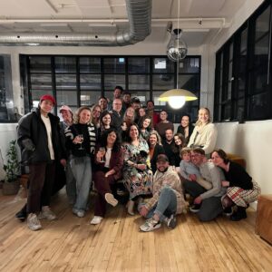 Alexandra Stréliski Instagram - 🌟GOLD! Néo-Romance devient disque d’or et a un an aujourd’hui! ~ Néo-Romance turns one and gets golden in Canada ! 🌟
Un immense merci à tous mes allié(e)s qui ont mis de la passion et du travail dans cet album qui me fait vivre des aventures inoubliables à travers le monde 🥹 et aux magnifiques hypersensibles que je croise sur la route tous les jours. 

Huge thank you to the wonderful Kotarba sisters whom I met at this recording session and never left me since then 👯 and to my own love, my beautiful neo-romance, that inspired it all and continues to support me in this crazy lifestyle. 

Dream on lovers!❣️

Mix, production and recording: @porioux, @max_navert, @lamajeure 
Graphisme/visuels: @harrisonfunstudio, @baz33 
Musicians: @juju.kotarba, @nataliakotarba.violin 
Canadian Label: @secretcityrecords 
Management: @ccbeau.co