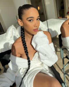 Alexandra Shipp Instagram - /fē•ling/ conscious recognition a wind my mind settles to the breeze i inhale filling my chest with presence I exhale letting go of the dark side of my ego i am here allowing the moment allowing my heart to just beat in moments when i am reeling i focus on this feeling 💄💇🏽‍♀️ @makeupbynkc #whereisthedress