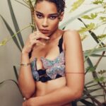 Alexandra Shipp Instagram - Ken for @versace ✨ 🇬🇧 @barbiethemovie PREMIERE 💄 @babskymakeup 💇🏽‍♀️ @nicola_harrowell 👗 @mandelkorn @drewsview_ X @versace 📸 @kylegalvin_