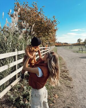 Alexandria DeBerry Instagram - giving thanks with our whole heart 🤎 psalm 9:1 | happy thanksgiving!