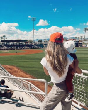 Alexandria DeBerry Instagram - 1st time seeing dad pitch in the good ol’ US of A 🇺🇸⚾️ 
#springtraining2024 @tylerbeede 💙❤️