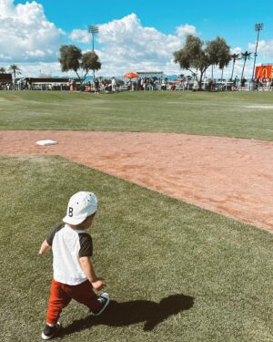 Alexandria DeBerry Instagram - 1st time seeing dad pitch in the good ol’ US of A 🇺🇸⚾️ 
#springtraining2024 @tylerbeede 💙❤️
