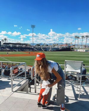 Alexandria DeBerry Instagram - 1st time seeing dad pitch in the good ol’ US of A 🇺🇸⚾️ 
#springtraining2024 @tylerbeede 💙❤️