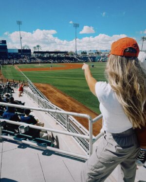 Alexandria DeBerry Instagram - 1st time seeing dad pitch in the good ol’ US of A 🇺🇸⚾️ 
#springtraining2024 @tylerbeede 💙❤️