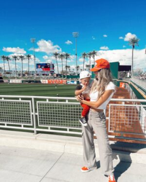 Alexandria DeBerry Instagram - 1st time seeing dad pitch in the good ol’ US of A 🇺🇸⚾️ 
#springtraining2024 @tylerbeede 💙❤️