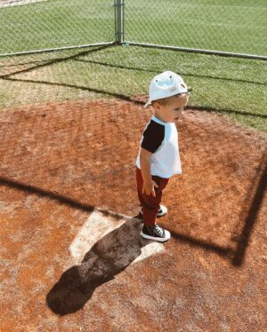 Alexandria DeBerry Instagram - 1st time seeing dad pitch in the good ol’ US of A 🇺🇸⚾️ 
#springtraining2024 @tylerbeede 💙❤️