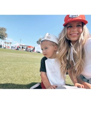 Alexandria DeBerry Instagram - 1st time seeing dad pitch in the good ol’ US of A 🇺🇸⚾️ 
#springtraining2024 @tylerbeede 💙❤️