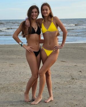 Alexis Arnold Instagram - I miss summer already. I love hanging at the beach with my best friends.

#friendship #friends #swimsuit #beach #coast #coastline #bestfriends #boyfriend #girlfriend #summer #imisssummeralready #models #actors #hotties #hot #hotmodel #hotguysofinsta #hotgirlsofinstagram #bikini #love #happiness #sunshine #beautiful #instalove #instagram #photography #fun