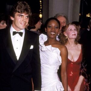 Alfre Woodard Instagram - Haaaa! Here’s His Head! But, I can’t get rid of Katherine!  U can’t put 1ft on boat 1ft on Dock, U gotta put both feet in the boat! 35yrs growing.
