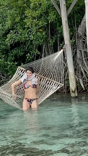 Ali Cobrin Instagram - Hammocks are hard y’all. @ali_cobrin