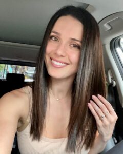 Actress Ali Cobrin HD Instagram Photos and Wallpapers August 2021