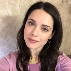 Ali Cobrin Instagram - Meet Kari Baxter and her family in #TheBaxters today on @primevideo 🫶🏻