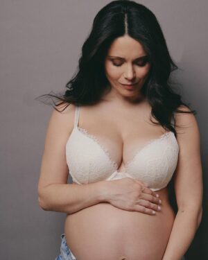 Ali Cobrin Instagram - Alright these are the rest of my maternity photos. No more content means baby must make their entrance…. Now please! 🤩
📸: @jennyandersonphoto 
💄: @katnejatbeauty 
*
*
*
*
*
*
*
*
#pregnant #pregnancy #pregnantbelly #pregnantlife #pregnancyannouncement #pregnancyreveal #pregnancyjourney #pregnancyproblems #prego #pregobelly #pregoproblems #pregolife 
#maternityphotography #maternity #maternityphotoshoot #maternityshoot #40weekspregnant