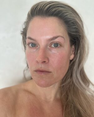 Ali Larter Instagram - Sweetheart make-up! Move over red lips, I’m into golden, rosy, dewy skin and an easy glam look. Now that I live in a high altitude but also desert climate, I have to really combat dry skin. These are my absolute favs for plump skin and pretty make-up with a little extra oomph. Skincare-  @charlottetilbury magic cream  @evelom cleanser and radiance repair retinol serum.  @relevant.skin Vitamin C serum  @weleda_usa Skinfood cream  Make-up  @iliabeauty serum skin tint spf 40  @chanel.beauty Le Teint foundation  @monikablunderbeauty blunder cover #2.  @charlottetilbury Glowgasm blush wand in and powder blush in ecstasy.  Lips- My triple threat- @charlottetilbury pillow talk lip liner  @tomfordbeauty lipstick 13 in Blush nude  @cledepeaubeauteus Radiance lip gloss in Rose Quartz 🥰