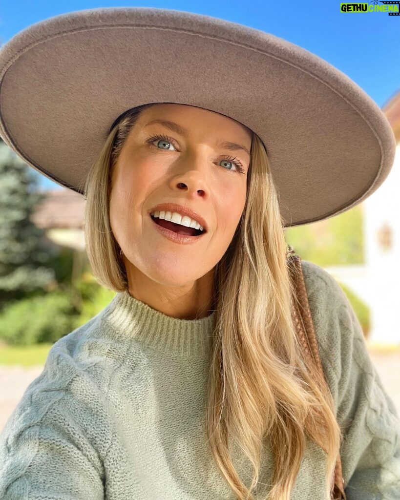 Ali Larter Instagram - It’s fall y’all! My favorite season of the year. Let the warm browns, greens, and yellows reign supreme. 🍁