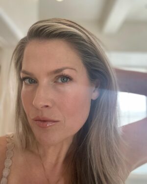 Ali Larter Instagram - Sweetheart make-up! Move over red lips, I’m into golden, rosy, dewy skin and an easy glam look. Now that I live in a high altitude but also desert climate, I have to really combat dry skin. These are my absolute favs for plump skin and pretty make-up with a little extra oomph. Skincare-  @charlottetilbury magic cream  @evelom cleanser and radiance repair retinol serum.  @relevant.skin Vitamin C serum  @weleda_usa Skinfood cream  Make-up  @iliabeauty serum skin tint spf 40  @chanel.beauty Le Teint foundation  @monikablunderbeauty blunder cover #2.  @charlottetilbury Glowgasm blush wand in and powder blush in ecstasy.  Lips- My triple threat- @charlottetilbury pillow talk lip liner  @tomfordbeauty lipstick 13 in Blush nude  @cledepeaubeauteus Radiance lip gloss in Rose Quartz 🥰