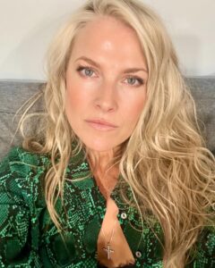 Ali Larter Instagram - Just passing time while the lightning is striking. 🎱⚡️🎱