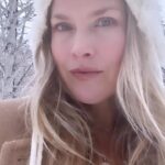 Ali Larter Instagram – Happy 2023!!! I am finally coming out of the holiday daze, and I am ready to charge into the New Year! I am kicking it off with a cleanse, healthy meals, moving my body, and reading. I feel like I always start the year like this before I slide into devious ways and get out of balance! 😇😂😈Honestly, I am so excited for this New Year. Creating more than ever before, continuing my Forever Gold journey, making this extraordinary book into a movie, playing with my kids in nature, building a new home, having adventures with friends and meeting positive spirits along the way, working within the hunger community to make sure everyone has a meal because food heals, embracing the beauty I have in my life, but also embracing all the challenges and using them as tools for growth. I want to thank this incredible community. My wish to you is a year where you thrive and laugh along the way! Rumi says it best, What you seek is seeking you. ✨💫✨