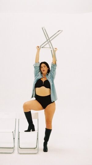 Ali Tate Cutler Instagram - I realized I became a conspiracy theorist around 2005 when I saw how much people were bought in ✅ subscribed ✅ and psyoped ✅… by the diet industry.

If you look behind the curtain with ideas and sells that smell fishy, you’ll find someone that profits 💰 that alone should keep you in the “unapologetically me” vibe