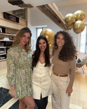 Alia Chergui Instagram - HAPPY BIRTHDAY TO « Nous » 🎂🎉 
On a eu tellement de surprises que jamais on aurait imaginé une seconde qu’on allait nous refaire un anniversaire surprise avec @ely_gypset 💗
Un grand Merci @lyndanh09 pour toutes ces surprises que tu nous as organisées, c’était incroyable, on s’y attendait tellement pas 😄
Merci a vous les filles pour votre bonne humeur, vos cadeaux et surtout votre présence 🤍 @floracoquerel @emiliehigle @evacolas @malikamenard14 @vaimalama @latifa_lake @coralineball @histoiredekate Farida @alexandra_zimny 
Je vous souhaite à tous d’avoir des amies extraordinaires comme les miens 🤍 

@tableauxparis @impressiongourmande @maisonfleursfabre @hoteldepourtales 
#birthdaygirl