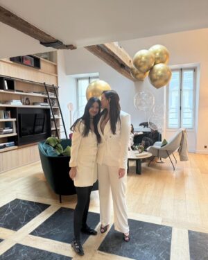 Alia Chergui Instagram - HAPPY BIRTHDAY TO « Nous » 🎂🎉 
On a eu tellement de surprises que jamais on aurait imaginé une seconde qu’on allait nous refaire un anniversaire surprise avec @ely_gypset 💗
Un grand Merci @lyndanh09 pour toutes ces surprises que tu nous as organisées, c’était incroyable, on s’y attendait tellement pas 😄
Merci a vous les filles pour votre bonne humeur, vos cadeaux et surtout votre présence 🤍 @floracoquerel @emiliehigle @evacolas @malikamenard14 @vaimalama @latifa_lake @coralineball @histoiredekate Farida @alexandra_zimny 
Je vous souhaite à tous d’avoir des amies extraordinaires comme les miens 🤍 

@tableauxparis @impressiongourmande @maisonfleursfabre @hoteldepourtales 
#birthdaygirl