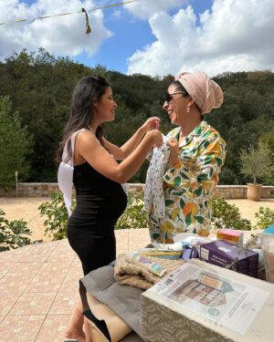 Alia Chergui Instagram - Baby Shower Suprise 🎉🎉🤰🏻

Les filles m’ont organisée ma baby shower chez @masdekyoto à Nîmes, je pensais y’allait pour le travail, j’étais tellement loin de me douter de tout ce qu’elles m’ont organisées ! 
Merci les filles pour votre présence, votre bienveillance, votre amours et pour tous les cadeaux que j’ai reçu pour l’être le plus important de ma vie, je pensais ne pas avoir le temps d’en organiser une, en tout cas je suis bien contente car c’est des moments graver à jamais ds mon cœur 🤍