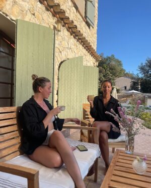 Alia Chergui Instagram - Baby Shower Suprise 🎉🎉🤰🏻

Les filles m’ont organisée ma baby shower chez @masdekyoto à Nîmes, je pensais y’allait pour le travail, j’étais tellement loin de me douter de tout ce qu’elles m’ont organisées ! 
Merci les filles pour votre présence, votre bienveillance, votre amours et pour tous les cadeaux que j’ai reçu pour l’être le plus important de ma vie, je pensais ne pas avoir le temps d’en organiser une, en tout cas je suis bien contente car c’est des moments graver à jamais ds mon cœur 🤍