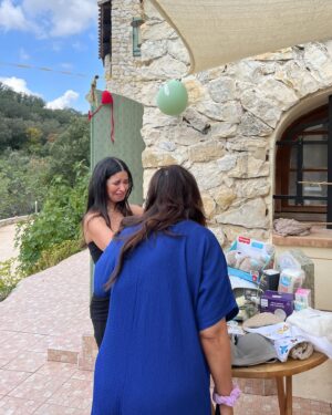 Alia Chergui Instagram - Baby Shower Suprise 🎉🎉🤰🏻

Les filles m’ont organisée ma baby shower chez @masdekyoto à Nîmes, je pensais y’allait pour le travail, j’étais tellement loin de me douter de tout ce qu’elles m’ont organisées ! 
Merci les filles pour votre présence, votre bienveillance, votre amours et pour tous les cadeaux que j’ai reçu pour l’être le plus important de ma vie, je pensais ne pas avoir le temps d’en organiser une, en tout cas je suis bien contente car c’est des moments graver à jamais ds mon cœur 🤍