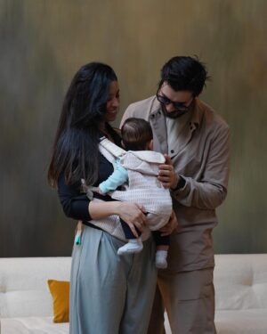 Alia Chergui Instagram - Une belle balade en famille avec le porte bébé @najell_official 
Il est confortable et fait avec de super matériaux on l’utilise autant à la maison qu’en sortie 🤍 
On l’aime trop avec @alisunaoff 

Collaboration commerciale