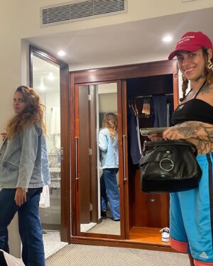 Alice Carvalho Instagram - um encontro na @tvglobo pra falar de joaninha e de #renascer. obrigada pelo convite, pessoal! muito especial pra mim e pra minha gente! @patriciapoeta, @val.assim y @tati! 

salve @grafithoficial, salve RN. 🙏🏾🔥

styling: @jaiarafontes y assistencia de @luisa__nascim 
acessórios: @hectoralbertazzi
t-Shirt: @acervodaspiorais   @wandalo_
calça: @pornograffiti 
tênis: @santa_lolla
assessoria: @estarcomunicacao