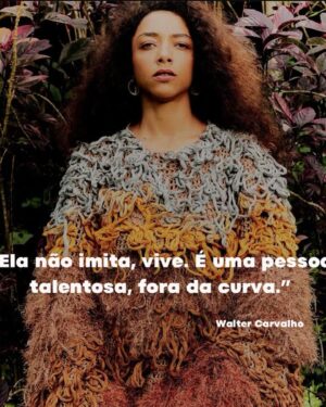 Alice Carvalho Instagram - 🌾 agradeço ao @elaoglobo e ao @jornaloglobo pela capa deste domingo, pela gentileza e interesse nesse meu fazer. gente é mesmo pra brilhar, não pra morrer de fome.

com uma surpresa bonita, recebi afago também de amigos que me deram a mão e o colo nesses meses de novela - que tenho muito orgulho em fazer e aprender todo dia. @irandhirsan , @waltercarvalho29 e gustavo fernandez, cúmplices. obrigada pelas palavras! 🤍

🌾 no sonho bonito de nossos ancestrais, um futuro de brilho, bem-querer mutuo e beleza é possível. 🤍 é palpável, é sonho lúcido, é possível mesmo.
 
— salve grande para minha irmã @edvanacarvalho, deslumbrante. elegante! grandemente respeitada na edição deste domingo também, como se deve ser! asé. 🤍

fotografia: @maga.maju
ass. de foto: @hilditt0 
beleza: @fernandasuzz 
edição de moda: @lucasmagnof 
ass. de styling: @fabypernambuco
prod. executiva: @kgrativol @juschiffler
agradecimento: @lajedo

agenciamento: @conde_mais 
assessoria: @estarcomunicacao