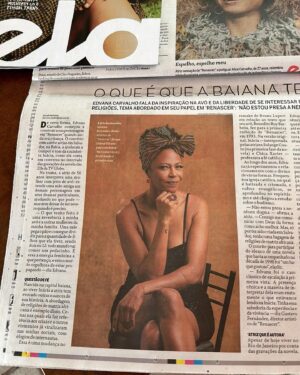 Alice Carvalho Instagram - 🌾 agradeço ao @elaoglobo e ao @jornaloglobo pela capa deste domingo, pela gentileza e interesse nesse meu fazer. gente é mesmo pra brilhar, não pra morrer de fome.

com uma surpresa bonita, recebi afago também de amigos que me deram a mão e o colo nesses meses de novela - que tenho muito orgulho em fazer e aprender todo dia. @irandhirsan , @waltercarvalho29 e gustavo fernandez, cúmplices. obrigada pelas palavras! 🤍

🌾 no sonho bonito de nossos ancestrais, um futuro de brilho, bem-querer mutuo e beleza é possível. 🤍 é palpável, é sonho lúcido, é possível mesmo.
 
— salve grande para minha irmã @edvanacarvalho, deslumbrante. elegante! grandemente respeitada na edição deste domingo também, como se deve ser! asé. 🤍

fotografia: @maga.maju
ass. de foto: @hilditt0 
beleza: @fernandasuzz 
edição de moda: @lucasmagnof 
ass. de styling: @fabypernambuco
prod. executiva: @kgrativol @juschiffler
agradecimento: @lajedo

agenciamento: @conde_mais 
assessoria: @estarcomunicacao