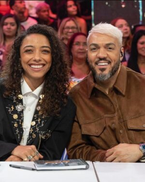 Alice Carvalho Instagram - passando pra agradecer ao @domingao, ao @lucianohuck e aos colegas ali comigo por esse dia divertidíssimo na dança e essa homenagem emocionante com minha família e meus amigos envolvidos.

a trajetória é sempre coletiva, há de ser sempre, e esses reconhecimentos bonitos ao meu trabalho sempre me fazem ser muito grata aos que caminham comigo e tornam os sonhos possíveis.

obrigada a toda produção, @larinhardantas, time-familia @conde_mais e ao time de renascer. 

fotos: @tvglobo / beatriz damy 
styling: @jaiarafontes
calça: @_goodfela_ 
blazer/acervos: @acervodaspiorais @amosfonseca_ 
assessoria: @estarcomunicacao