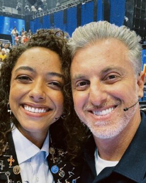 Alice Carvalho Instagram - passando pra agradecer ao @domingao, ao @lucianohuck e aos colegas ali comigo por esse dia divertidíssimo na dança e essa homenagem emocionante com minha família e meus amigos envolvidos.

a trajetória é sempre coletiva, há de ser sempre, e esses reconhecimentos bonitos ao meu trabalho sempre me fazem ser muito grata aos que caminham comigo e tornam os sonhos possíveis.

obrigada a toda produção, @larinhardantas, time-familia @conde_mais e ao time de renascer. 

fotos: @tvglobo / beatriz damy 
styling: @jaiarafontes
calça: @_goodfela_ 
blazer/acervos: @acervodaspiorais @amosfonseca_ 
assessoria: @estarcomunicacao