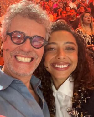 Alice Carvalho Instagram - passando pra agradecer ao @domingao, ao @lucianohuck e aos colegas ali comigo por esse dia divertidíssimo na dança e essa homenagem emocionante com minha família e meus amigos envolvidos.

a trajetória é sempre coletiva, há de ser sempre, e esses reconhecimentos bonitos ao meu trabalho sempre me fazem ser muito grata aos que caminham comigo e tornam os sonhos possíveis.

obrigada a toda produção, @larinhardantas, time-familia @conde_mais e ao time de renascer. 

fotos: @tvglobo / beatriz damy 
styling: @jaiarafontes
calça: @_goodfela_ 
blazer/acervos: @acervodaspiorais @amosfonseca_ 
assessoria: @estarcomunicacao