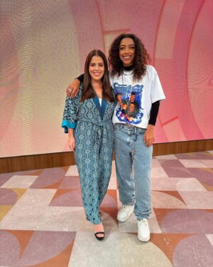 Alice Carvalho Instagram - um encontro na @tvglobo pra falar de joaninha e de #renascer. obrigada pelo convite, pessoal! muito especial pra mim e pra minha gente! @patriciapoeta, @val.assim y @tati! 

salve @grafithoficial, salve RN. 🙏🏾🔥

styling: @jaiarafontes y assistencia de @luisa__nascim 
acessórios: @hectoralbertazzi
t-Shirt: @acervodaspiorais   @wandalo_
calça: @pornograffiti 
tênis: @santa_lolla
assessoria: @estarcomunicacao