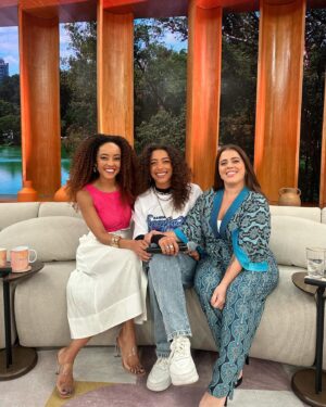 Alice Carvalho Instagram - um encontro na @tvglobo pra falar de joaninha e de #renascer. obrigada pelo convite, pessoal! muito especial pra mim e pra minha gente! @patriciapoeta, @val.assim y @tati! 

salve @grafithoficial, salve RN. 🙏🏾🔥

styling: @jaiarafontes y assistencia de @luisa__nascim 
acessórios: @hectoralbertazzi
t-Shirt: @acervodaspiorais   @wandalo_
calça: @pornograffiti 
tênis: @santa_lolla
assessoria: @estarcomunicacao