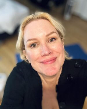Alice Evans Instagram - Just me. 

Been through hell these past 3 years but tonight two amazing friends came over ( female ) and my kids were there ( female) and it was just amazing. 

Women of the world - I LOVE YOU! 🩷🩷🩷🩷🩷🩷🩷🩷