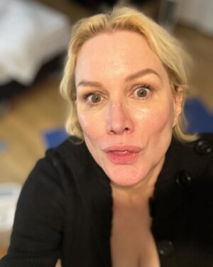Alice Evans Instagram - Just me. 

Been through hell these past 3 years but tonight two amazing friends came over ( female ) and my kids were there ( female) and it was just amazing. 

Women of the world - I LOVE YOU! 🩷🩷🩷🩷🩷🩷🩷🩷