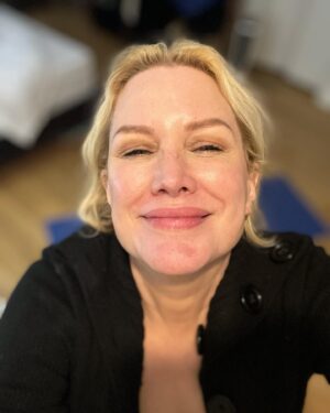 Alice Evans Instagram - Just me. 

Been through hell these past 3 years but tonight two amazing friends came over ( female ) and my kids were there ( female) and it was just amazing. 

Women of the world - I LOVE YOU! 🩷🩷🩷🩷🩷🩷🩷🩷