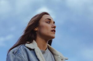 Alice Kremelberg Instagram - Blue skies 
📸 @theemmaexperience
(Oldie but a goodie, hbd love)