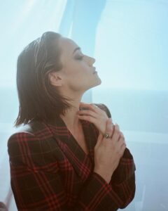 Alice Kremelberg Instagram - who the hell do you think I am
like you never seen a broken man
.
.
📸 @louisadodgeharland 🖤