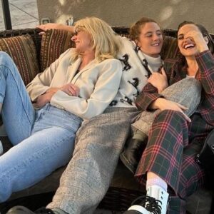 Alice Kremelberg Instagram - just the start ♥️ love these two so much ♥️
(Lots of joy making the journalists laugh after we were told they’re not really meant to) 
@louisadodgeharland @joelyrichardsonsinsta 
.
.
MUA @robrumseymua 
HAIR @christianmarc 
@disneyplus #renegadenell @lookoutpointtv @bbcstudios #tca