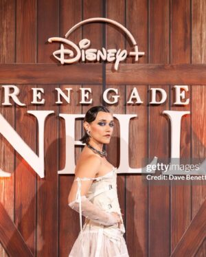 Alice Kremelberg Instagram - We have fun 🖤
@disneyplusuk #renegadenell 

Style @brianmeller 
@ron.dadon  @simonerocha_ 
Mua @charlotteyeomansmakeup 
Hair @zateeshahairstylist